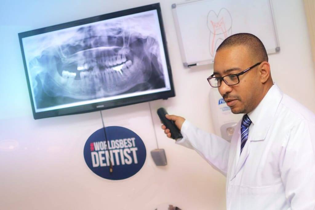 doctor-ahmed-atteya-demonstration-2 Dr. Ahmed Atteya explains digital scan to patient at Elite Smile Clinics - dentists in Cairo