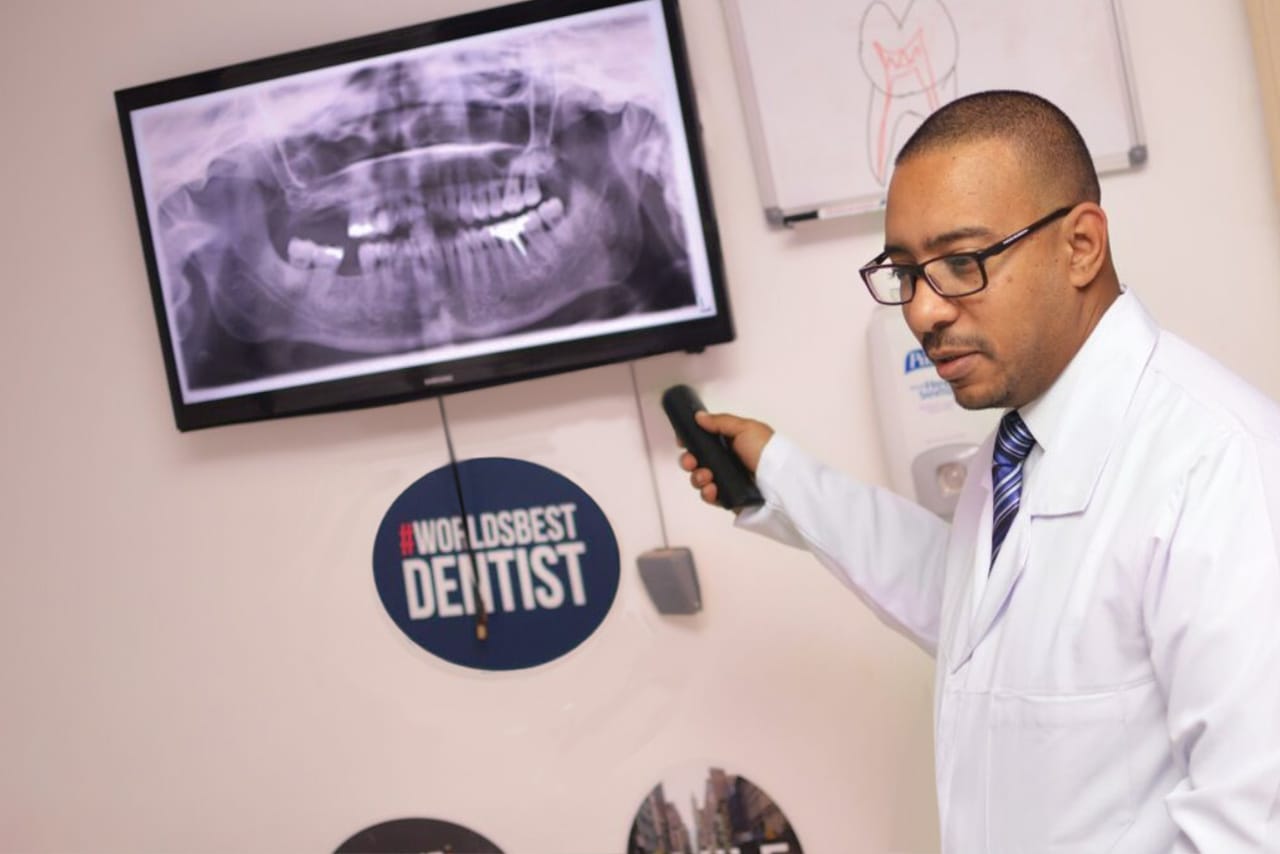 Dr. Ahmed Atteya explains digital scan to patient at Elite Smile Clinics
