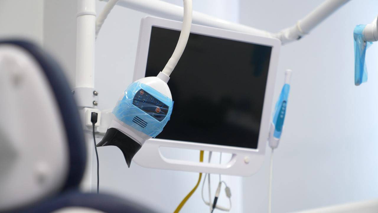 elite-smile-clinics-new-cairo-4 Monitor an control unit at Elite Smile Clinics New Cairo