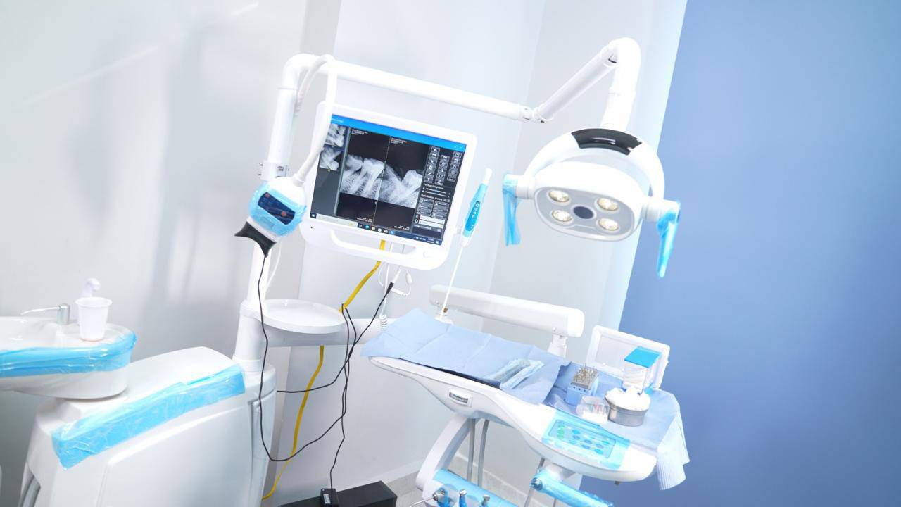 elite-smile-clinics-new-cairo-5 Scanner and dental chair at Elite Smile Clinics New Cairo